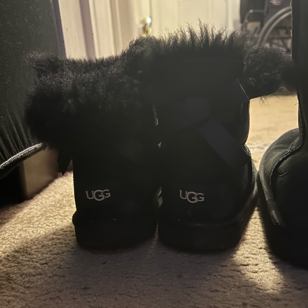 Mini Bailey bow  Uggs size 4 black